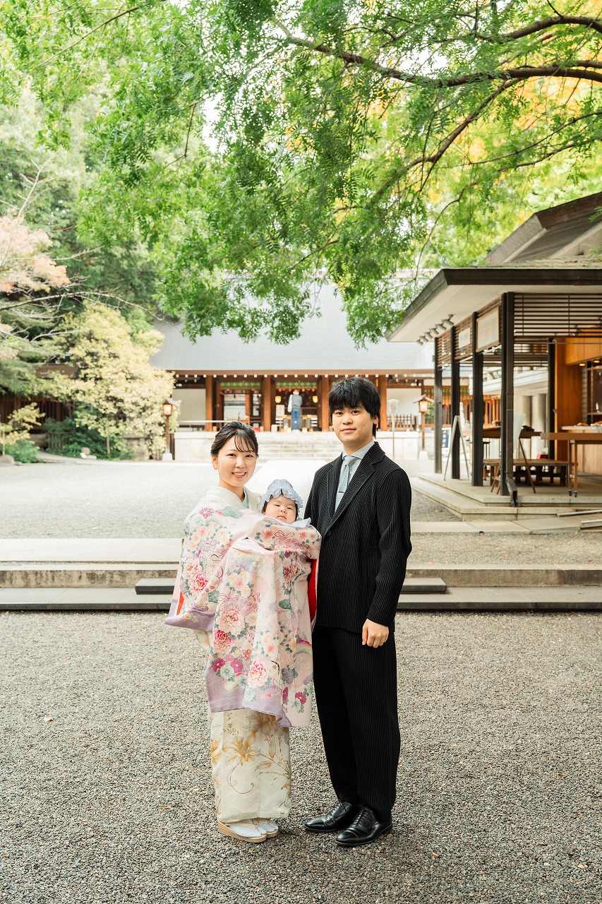 乃木神社 お宮参り 新緑の境内で撮影した夫婦と赤ちゃんの記念写真