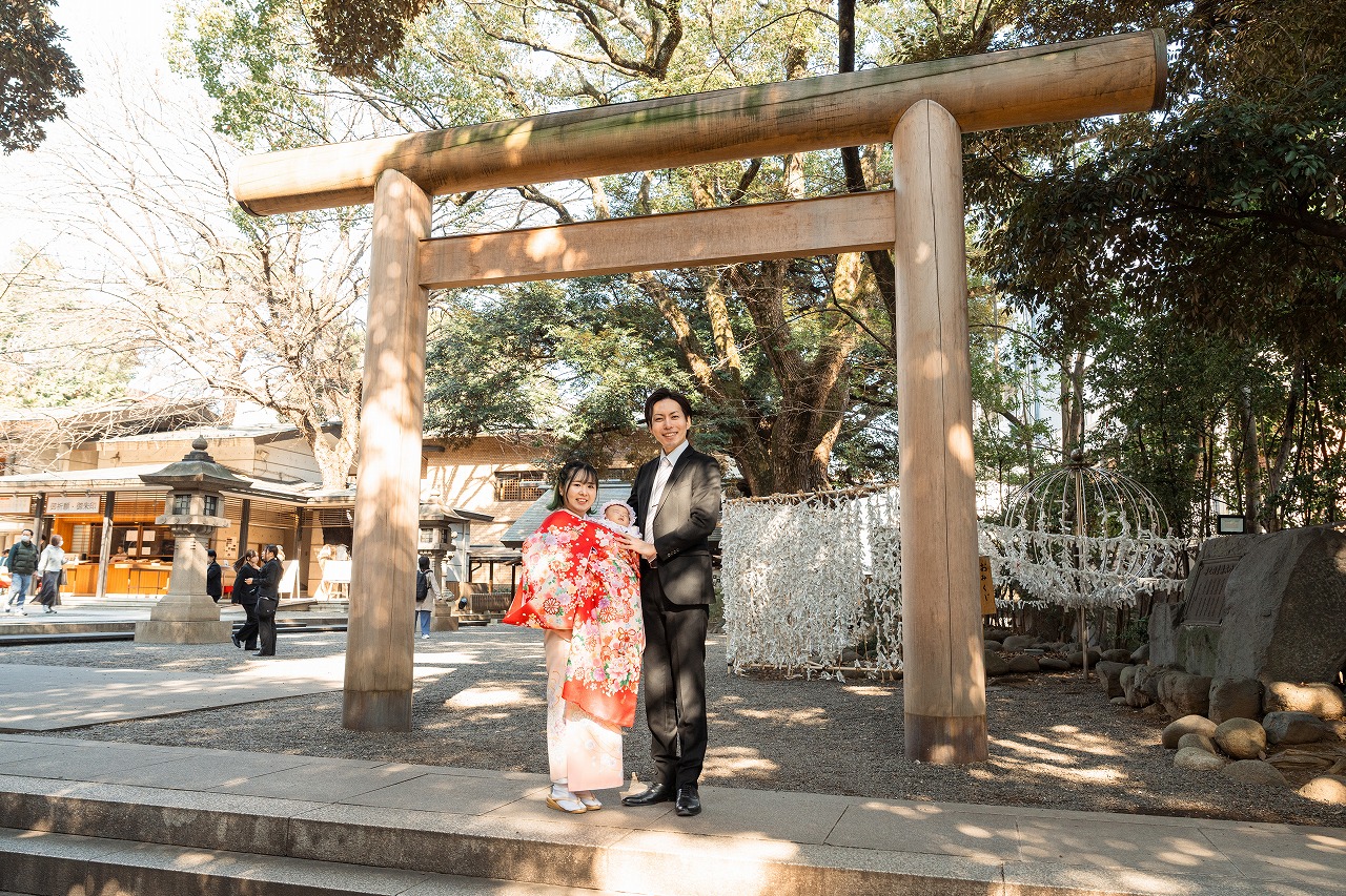 乃木神社 お宮参り 鳥居前で並んだ家族の記念写真