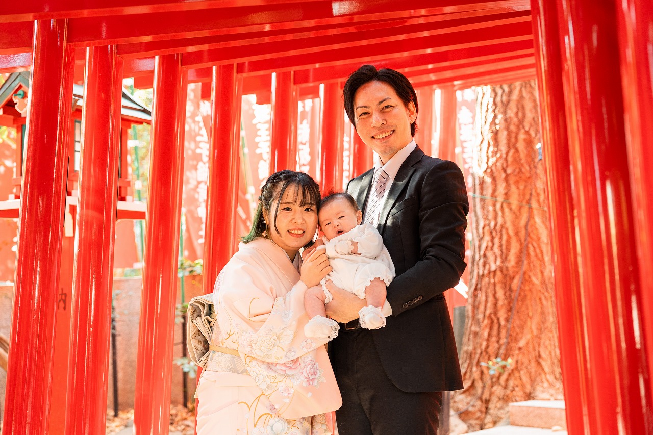 乃木神社 お宮参り 千本鳥居で撮影した家族3人の記念写真
