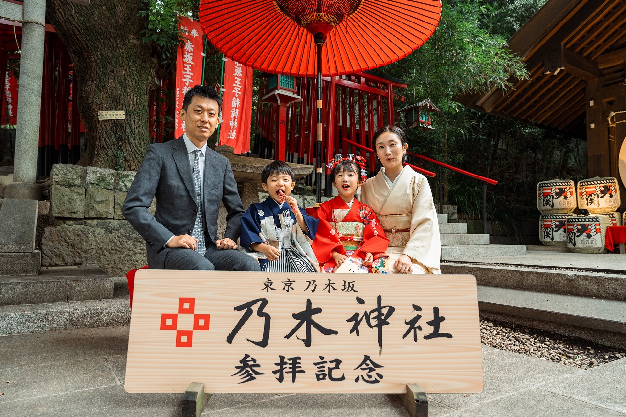乃木神社 七五三 家族写真 参拝記念看板前で並ぶ一枚