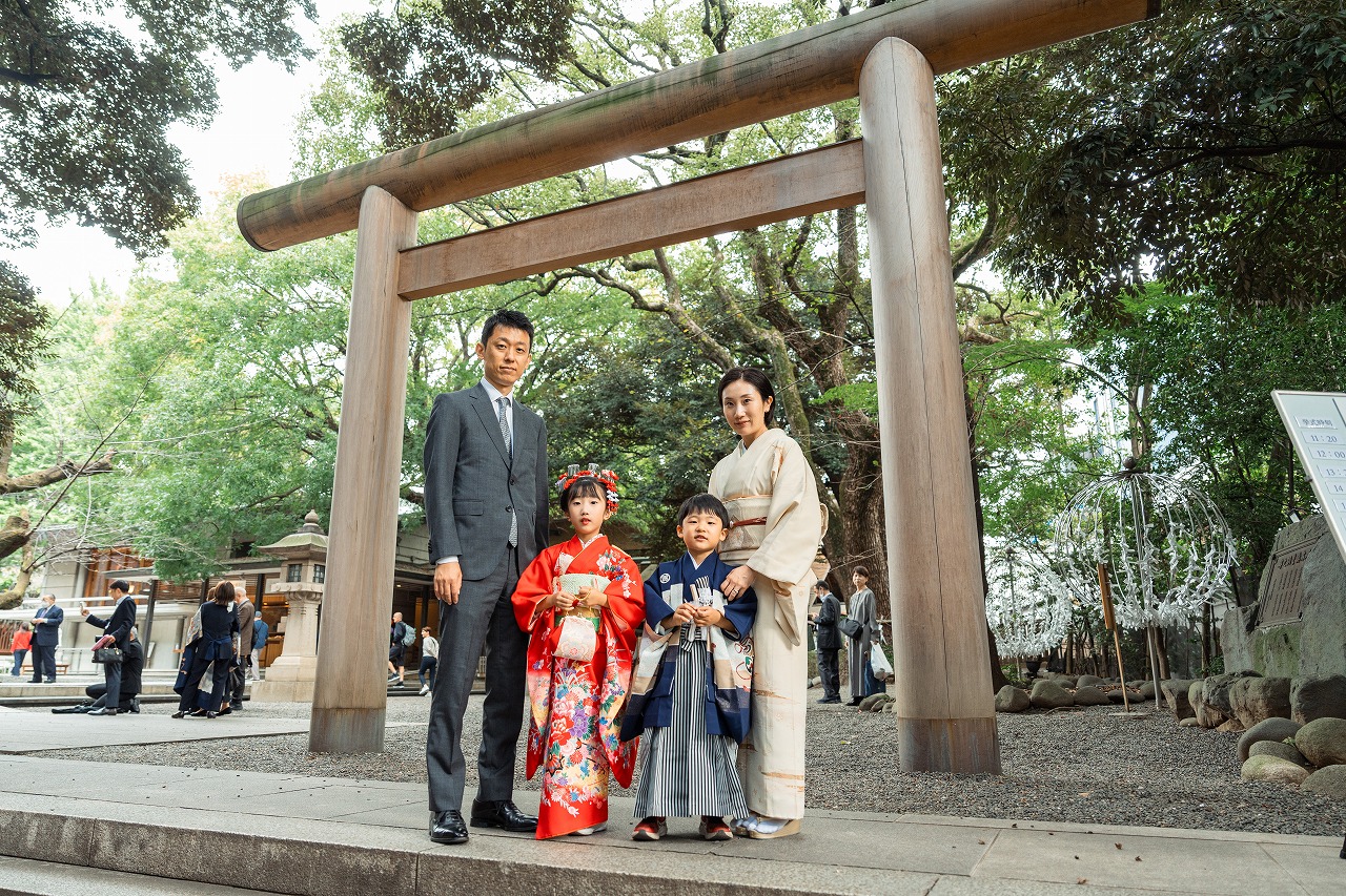 乃木神社 七五三 家族写真 鳥居前で並ぶ自然な一枚