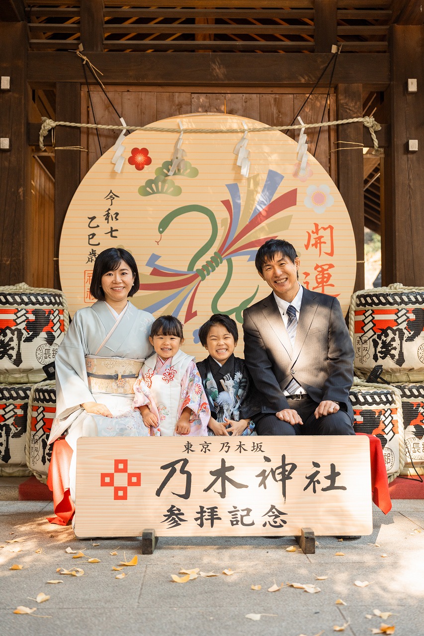 乃木神社 七五三 家族写真 大絵馬前で座る記念ショット