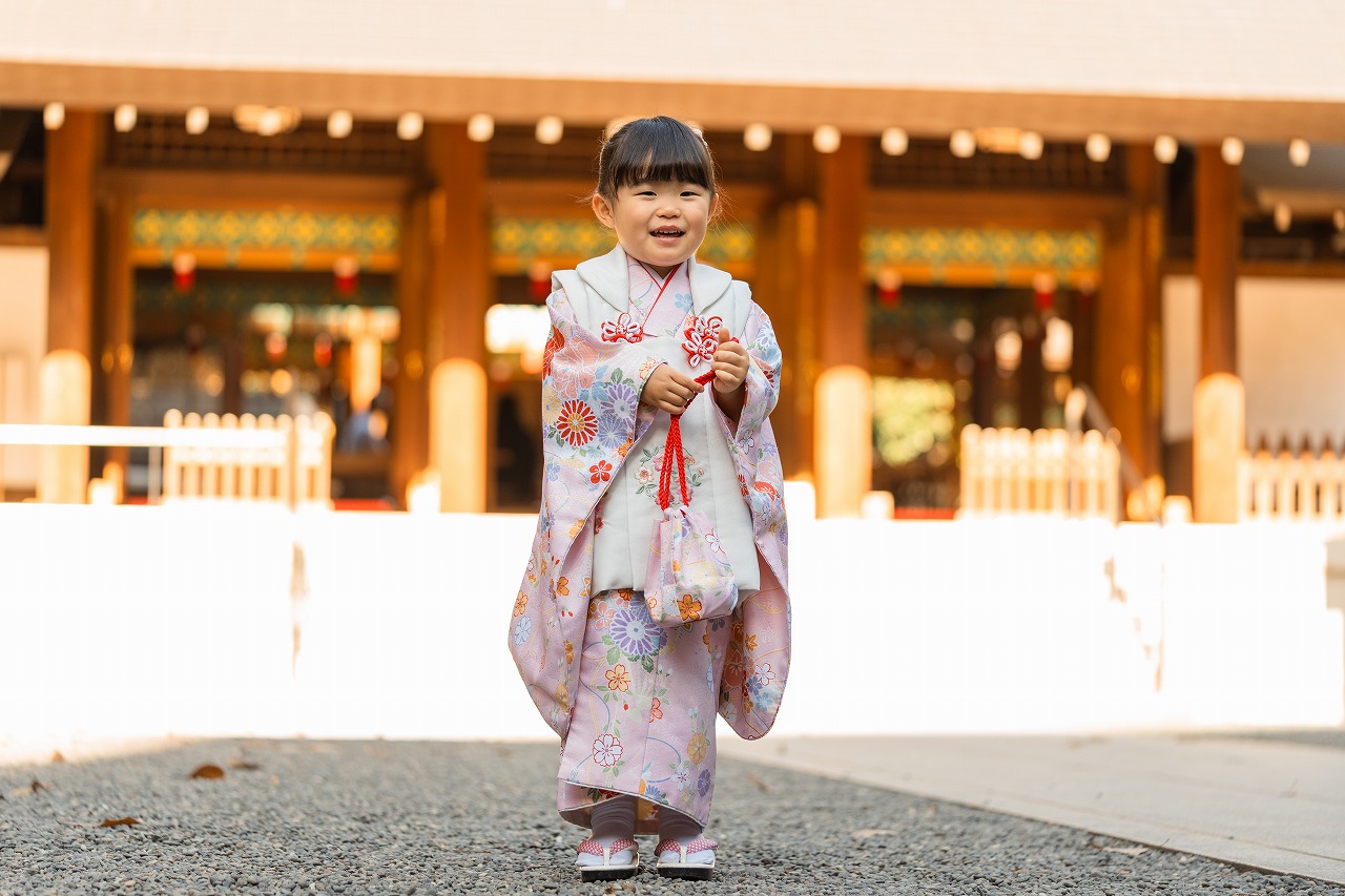 乃木神社 七五三 女の子写真 拝殿前で立つ晴れ姿