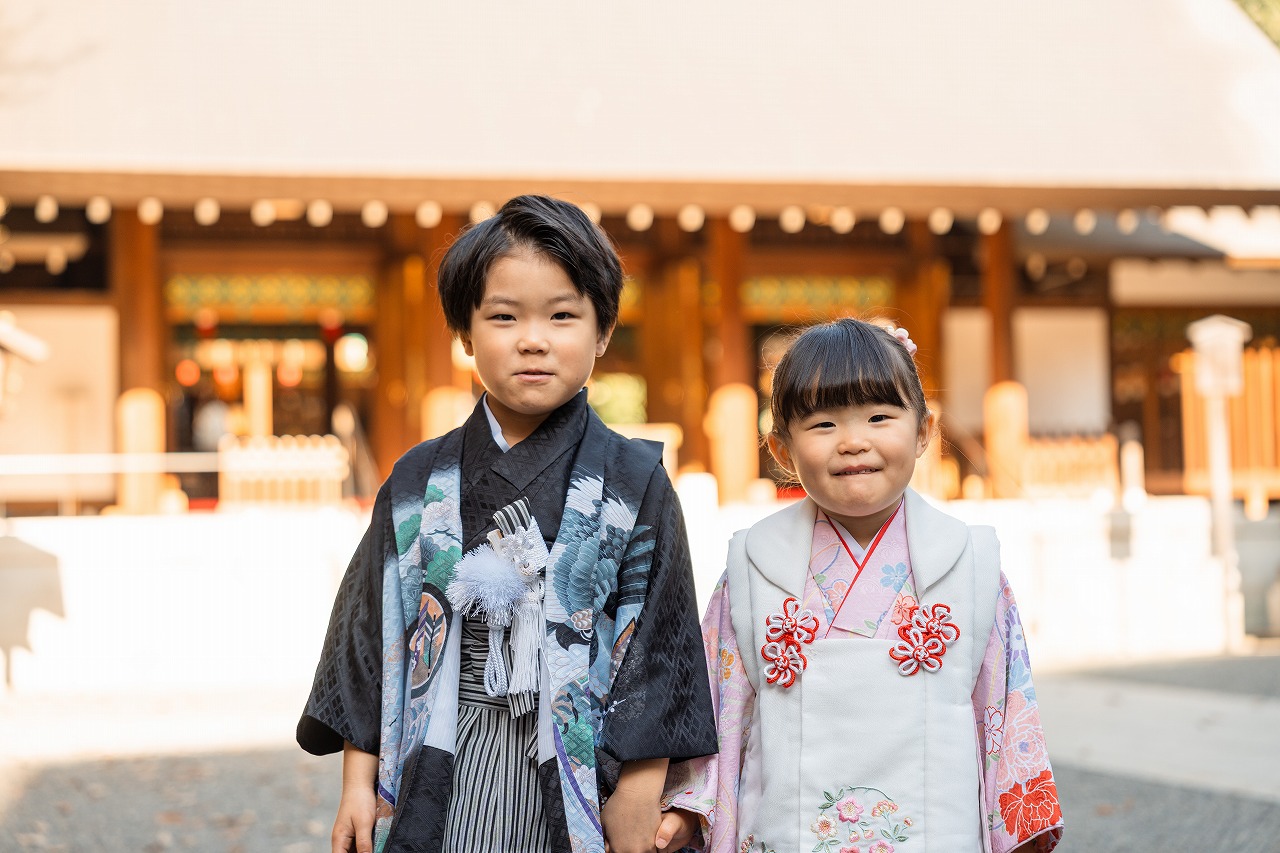 乃木神社 七五三 きょうだい写真 拝殿前で並ぶ記念カット