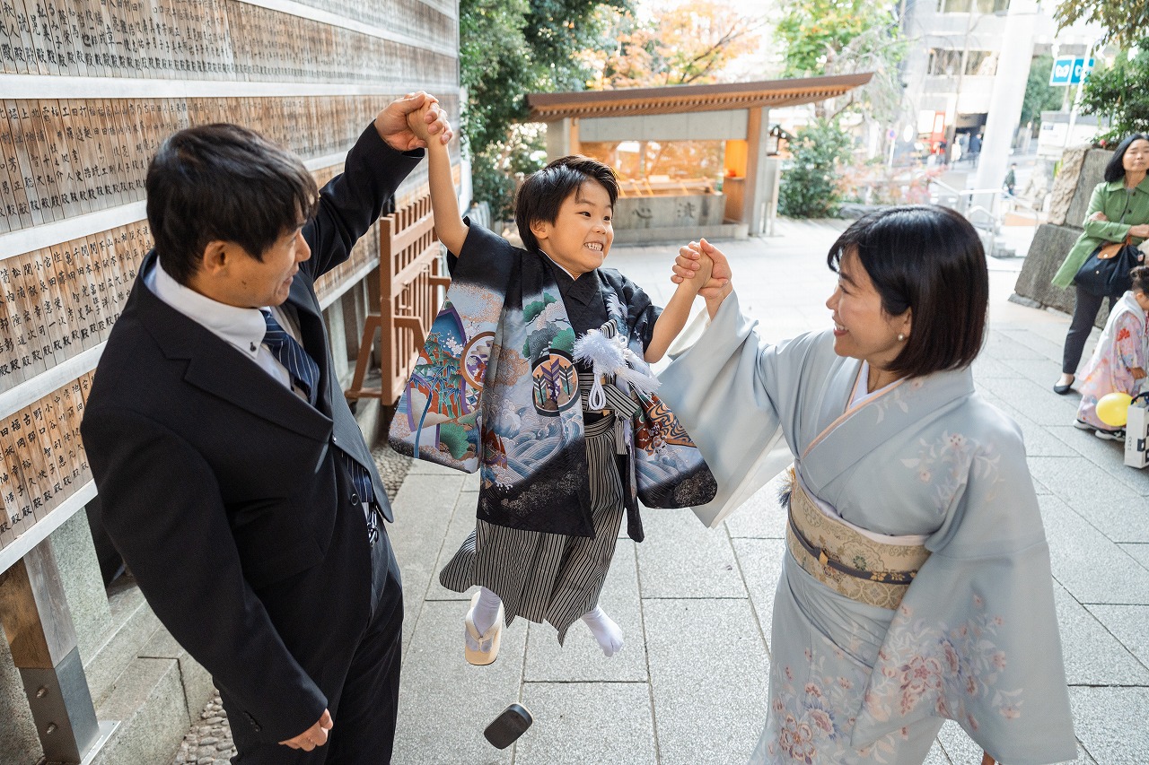 乃木神社 七五三 家族スナップ 絵馬掛け前で遊ぶ自然な一枚