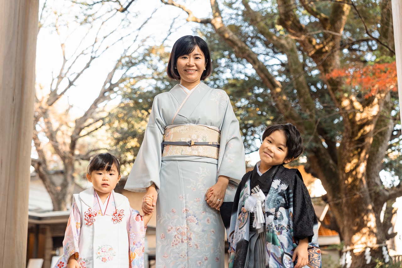 乃木神社 七五三 親子写真 木漏れ日の参道で歩く自然な姿