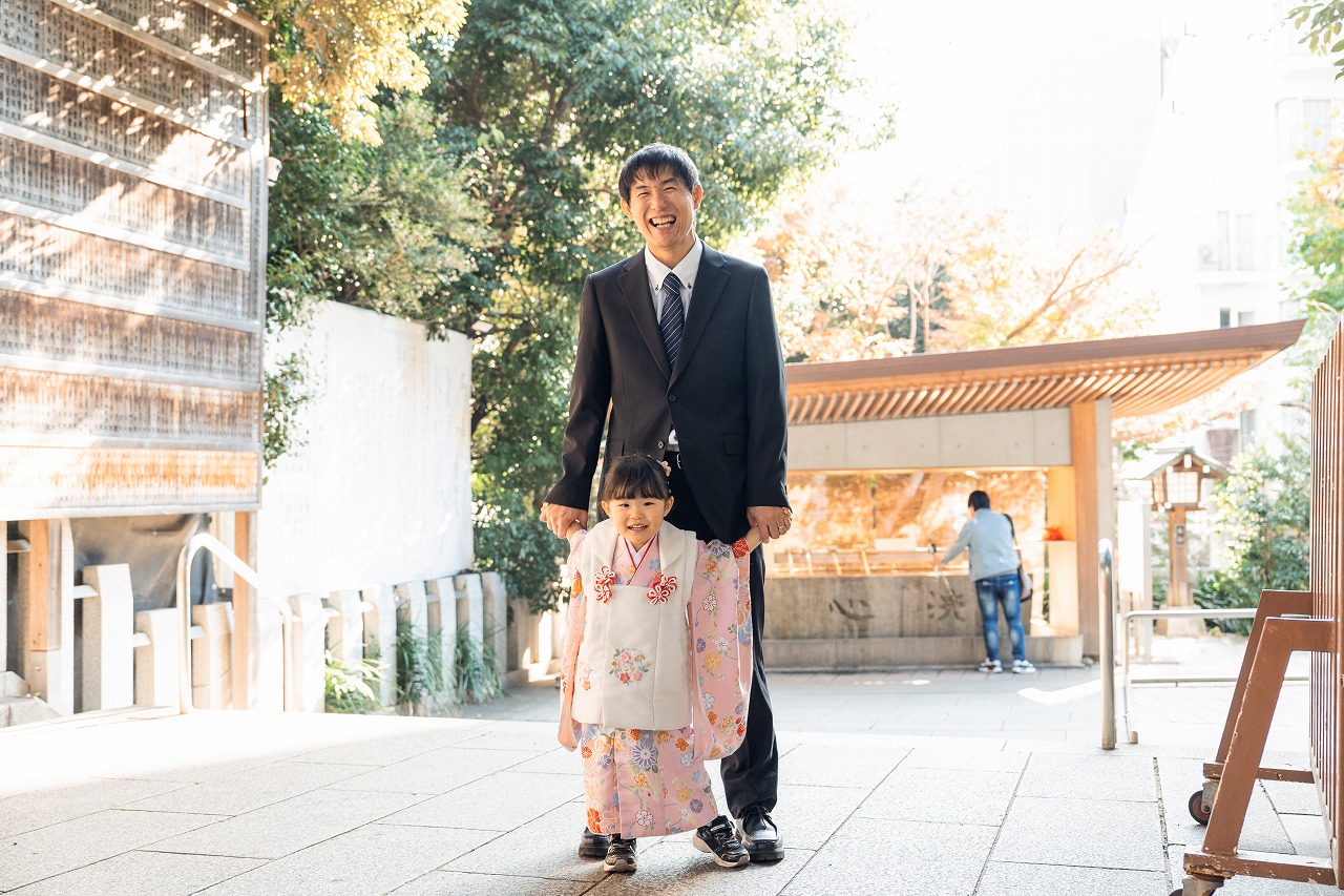 乃木神社 七五三 親子写真 参道を歩く自然なスナップ