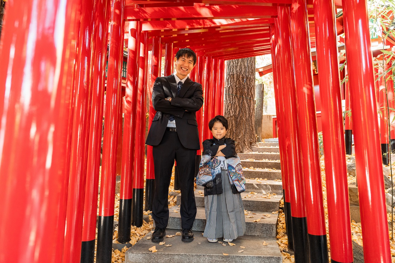 乃木神社 七五三 親子写真 朱色の鳥居回廊で並ぶ一枚