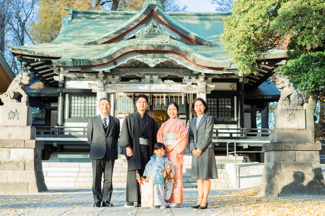 亀有香取神社本殿前で七五三記念写真
