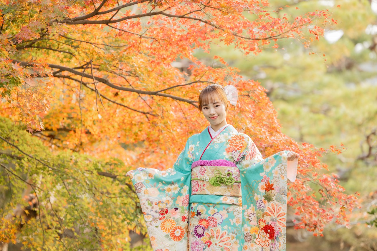 梅宮大社 成人式前撮り 神苑の紅葉と振袖ポートレート