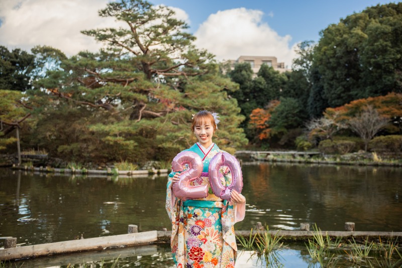 梅宮大社 成人式前撮り 神苑の池を背景に振袖ポートレート
