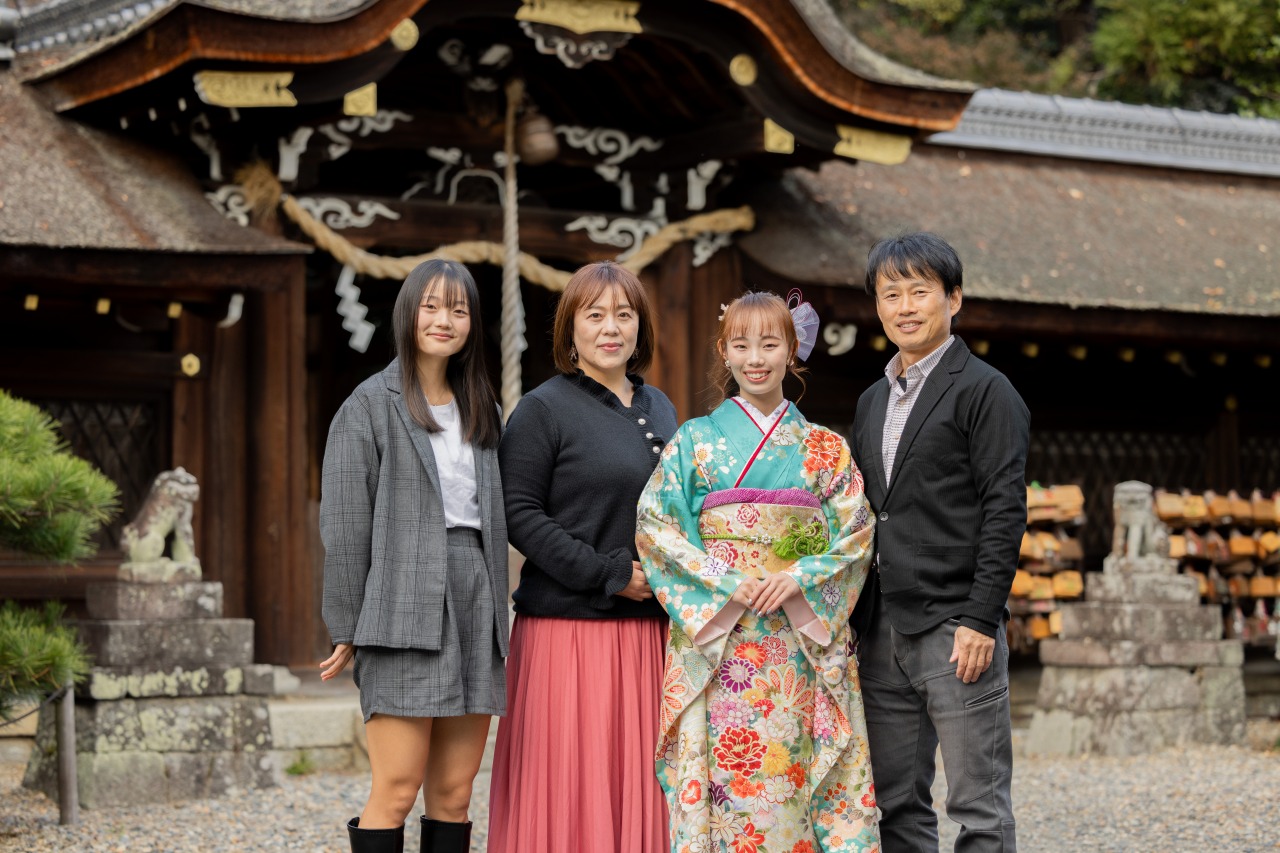 梅宮大社 成人式前撮り 本殿前 家族集合写真