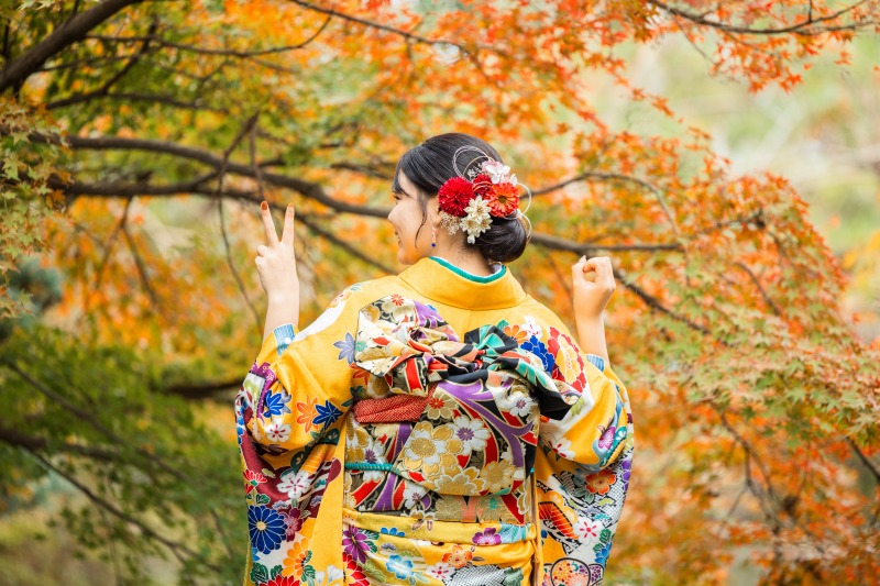 梅宮大社 成人式前撮り 紅葉越しの後ろ姿カット