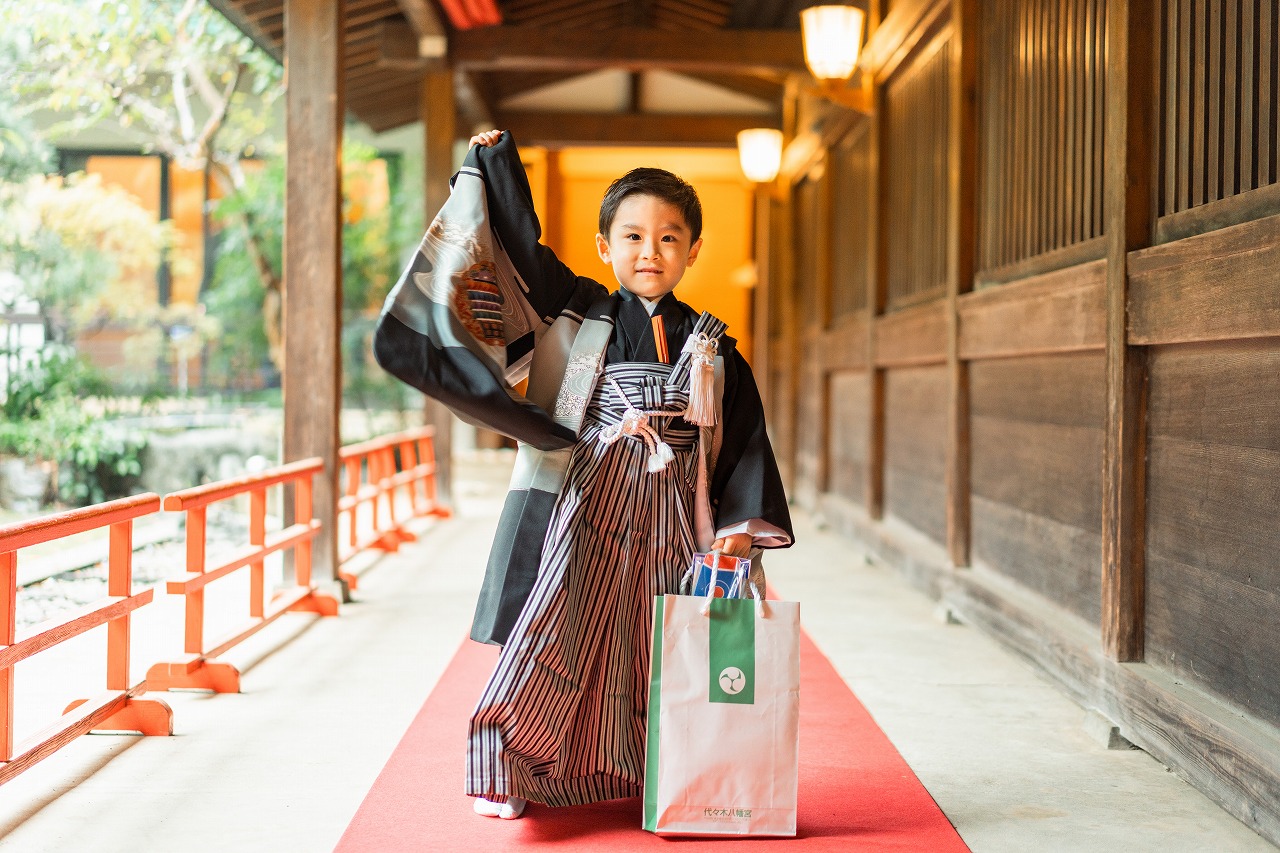 代々木八幡宮 七五三 回廊で笑顔を見せる男の子
