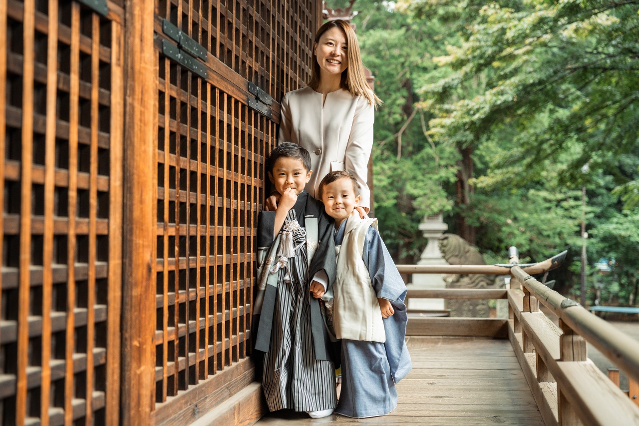 代々木八幡宮 七五三 回廊で並ぶ母と子どもたち
