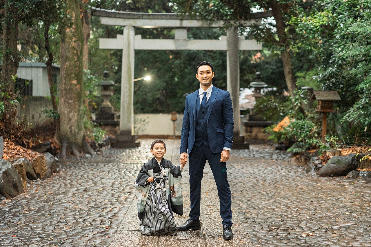 代々木八幡宮 七五三 鳥居前で並ぶ父と男の子の写真