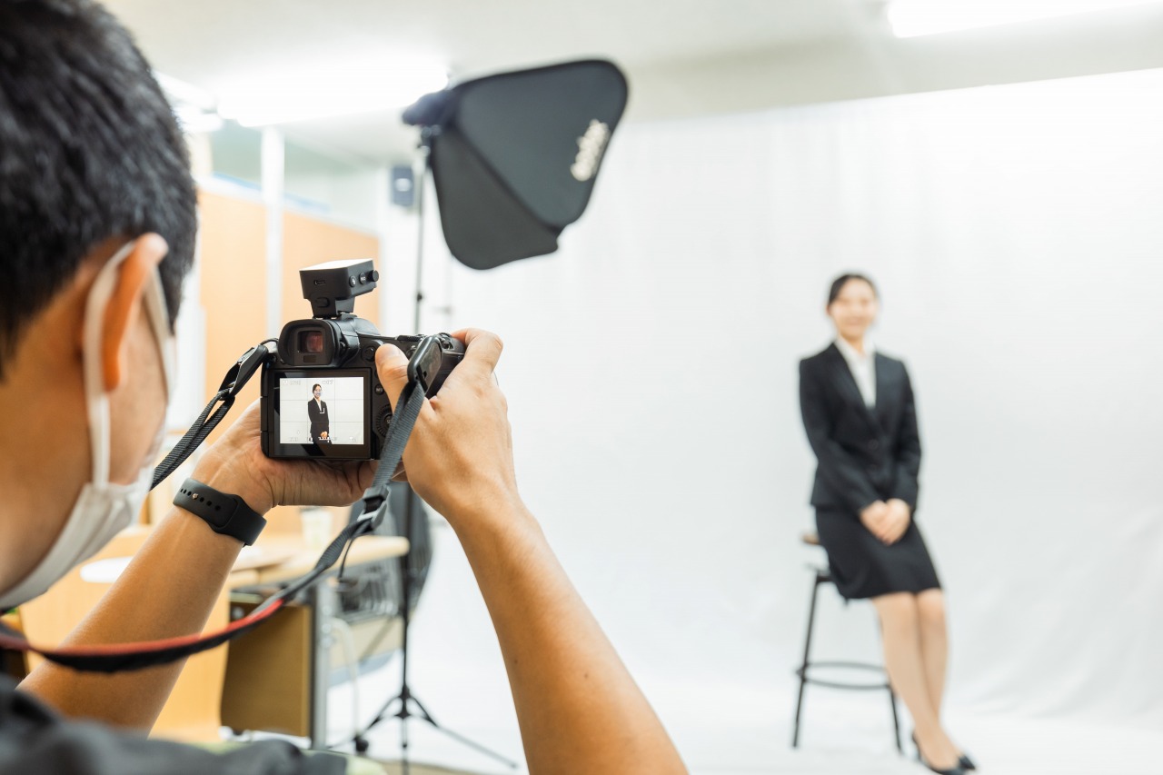 採用向けの写真と動画を同時撮影する現場イメージ