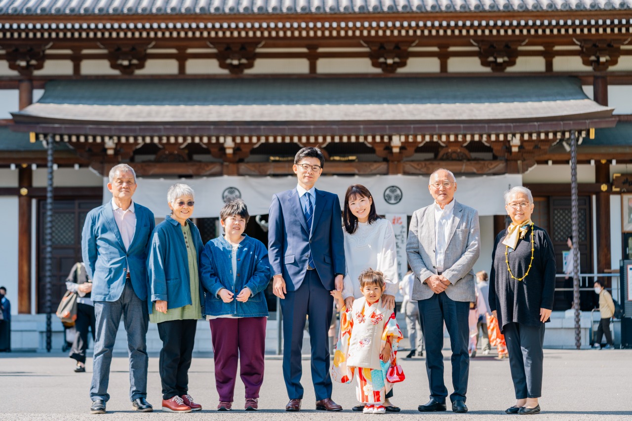 本堂前で七五三記念写真(増上寺)