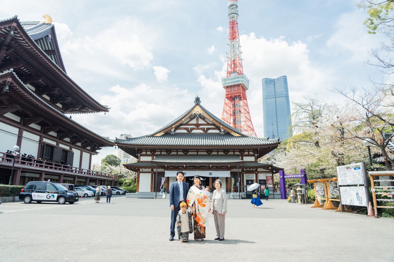 増上寺と東京タワー背景に七五三記念写真