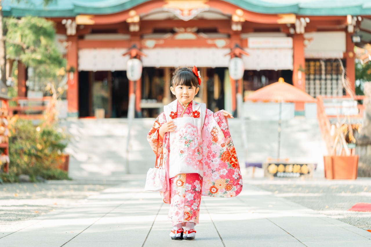 七五三女の子のソロ写真(多摩川浅間神社・本殿前参道)