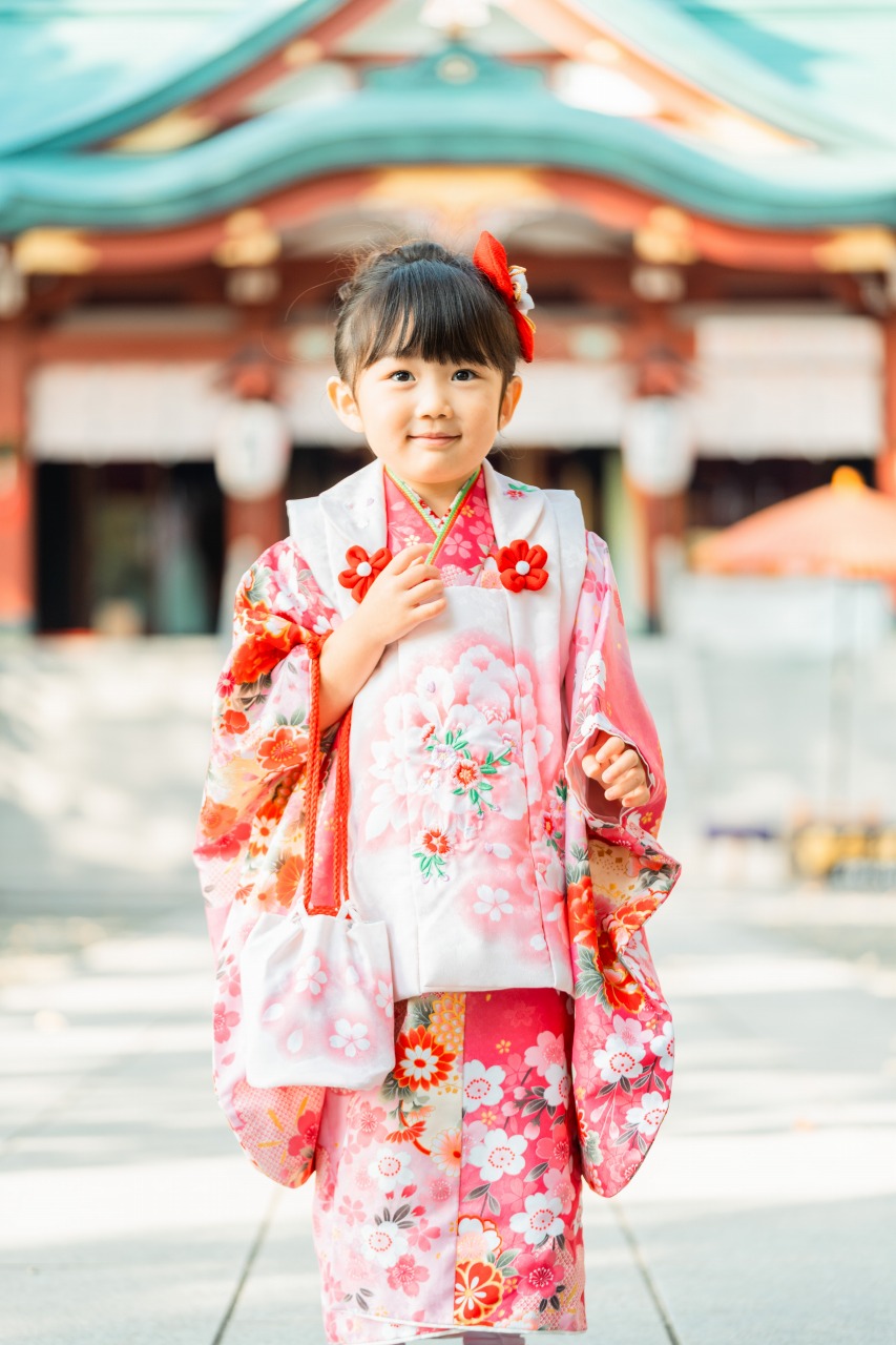 多摩川浅間神社本殿前での七五三写真(3歳女の子)