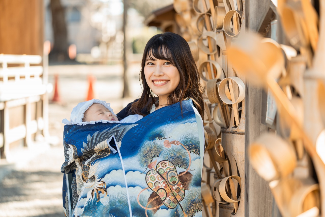 大國魂神社 お宮参り 絵馬を背景に母子ポートレート 祝着(青)