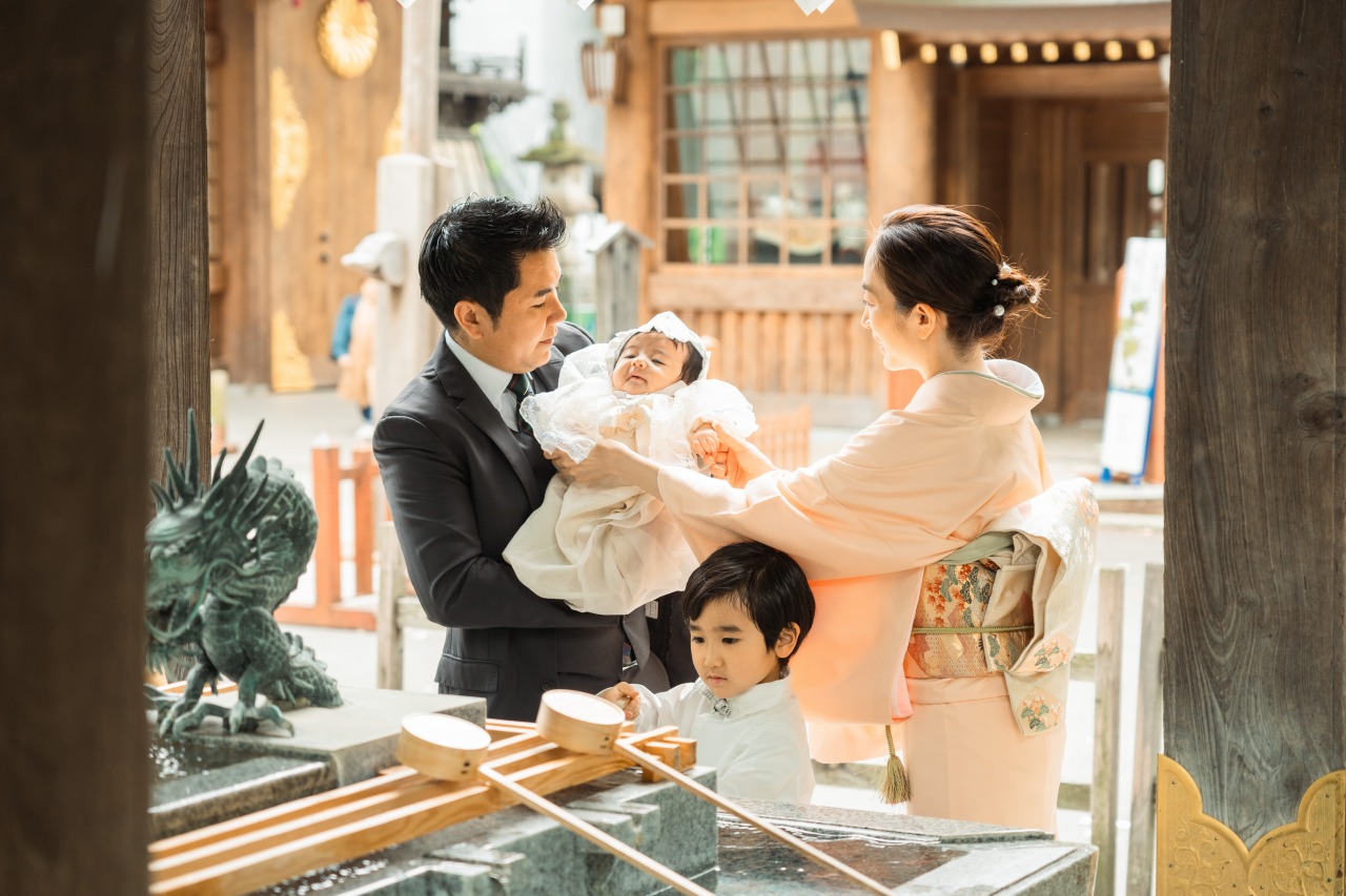 大國魂神社 お宮参り 手水舎で清める家族ショット