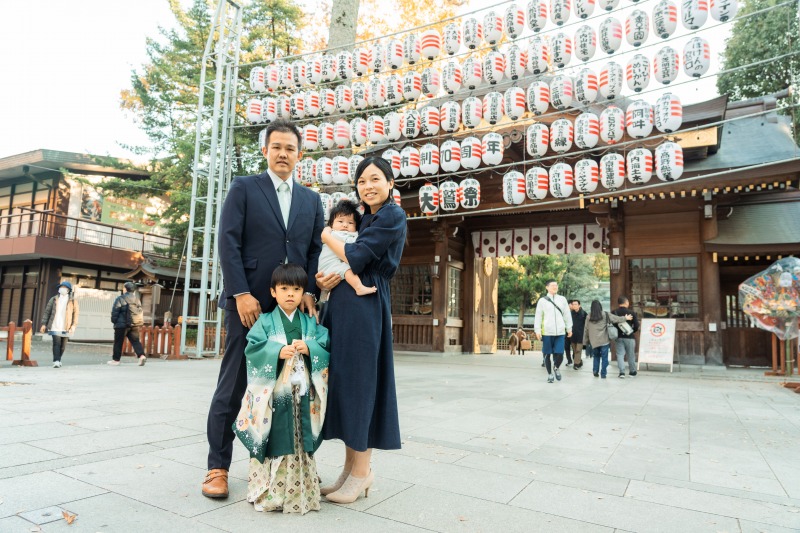 大國魂神社門前で七五三集合写真