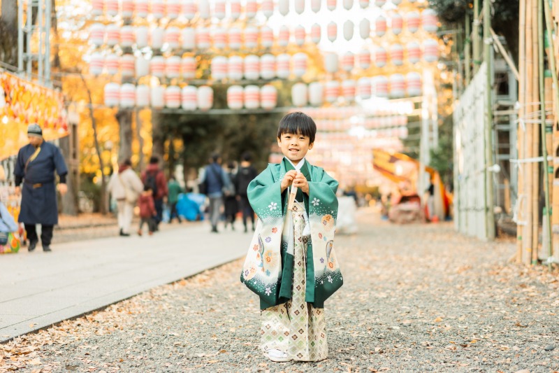 大國魂神社参道での七五三ソロ写真