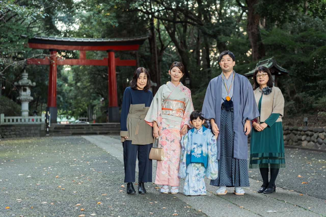 大宮八幡宮鳥居前で七五三集合写真