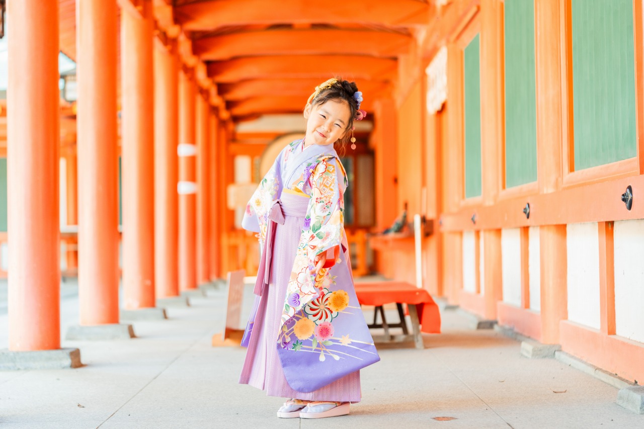 七五三 女の子写真 朱色の回廊を歩く着物姿