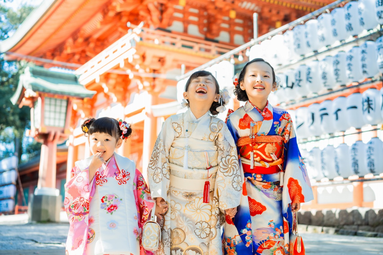 七五三 きょうだい写真 社殿前で並ぶ着物姿の三人