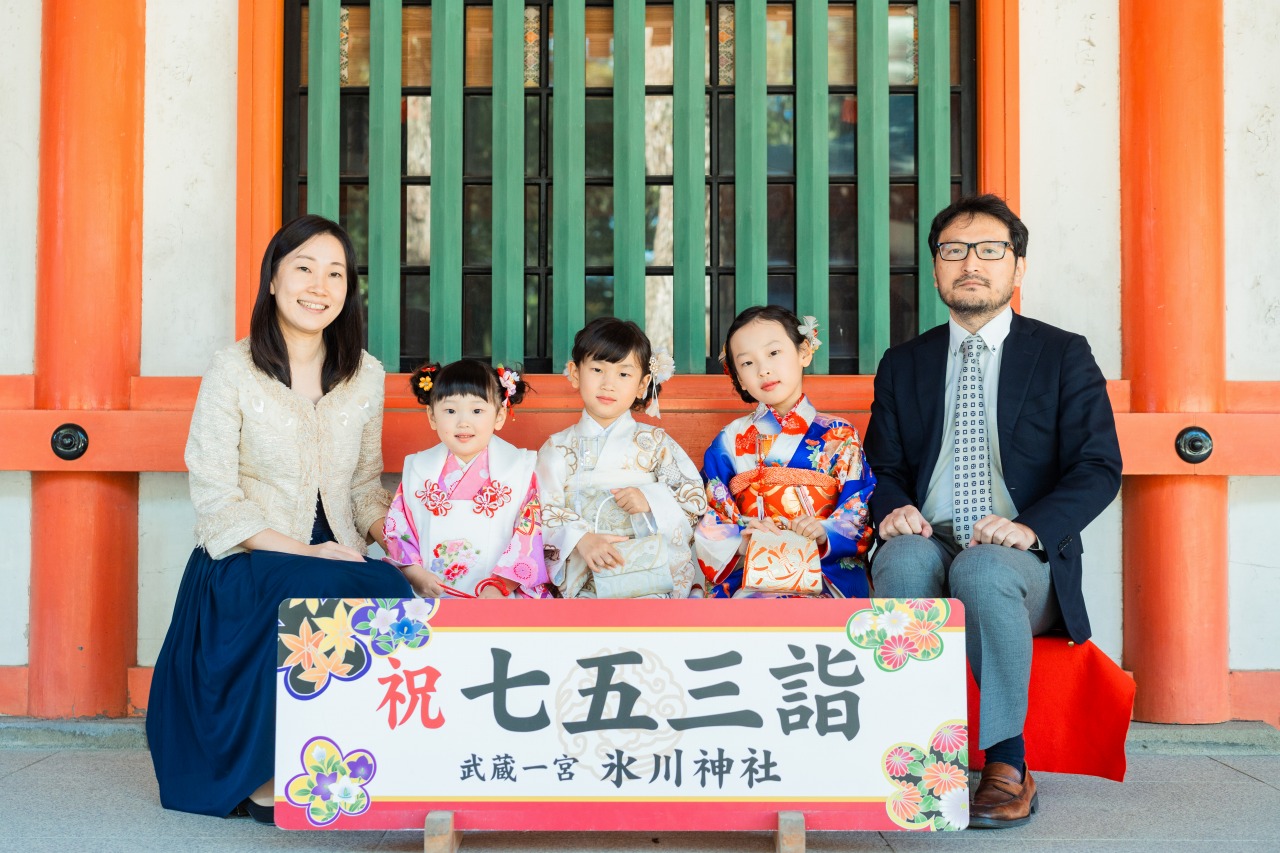 大宮氷川神社での七五三記念写真(親子、三姉妹)
