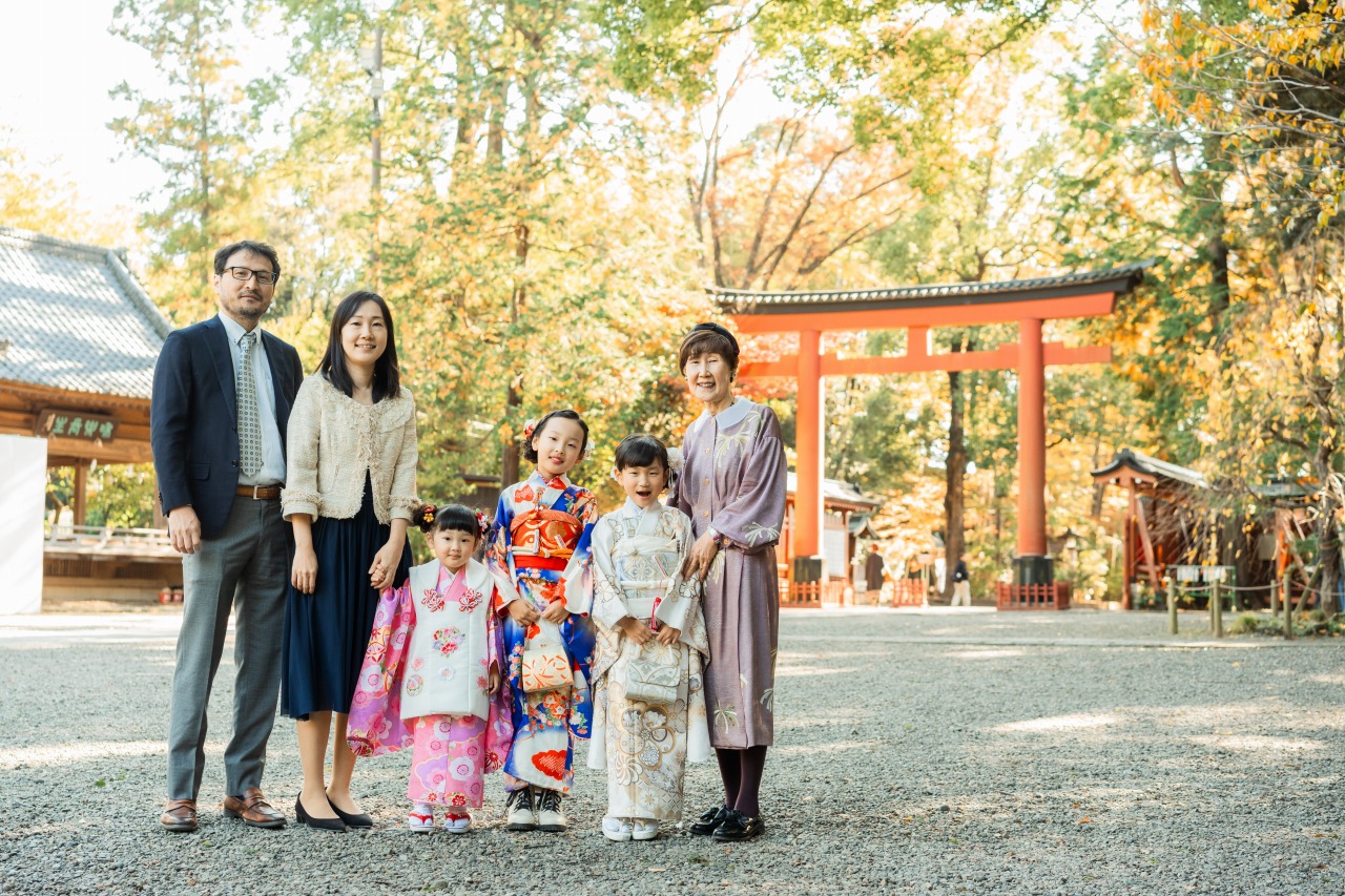 大宮氷川神社 七五三 親族集合写真 鳥居前で家族そろって記念撮影