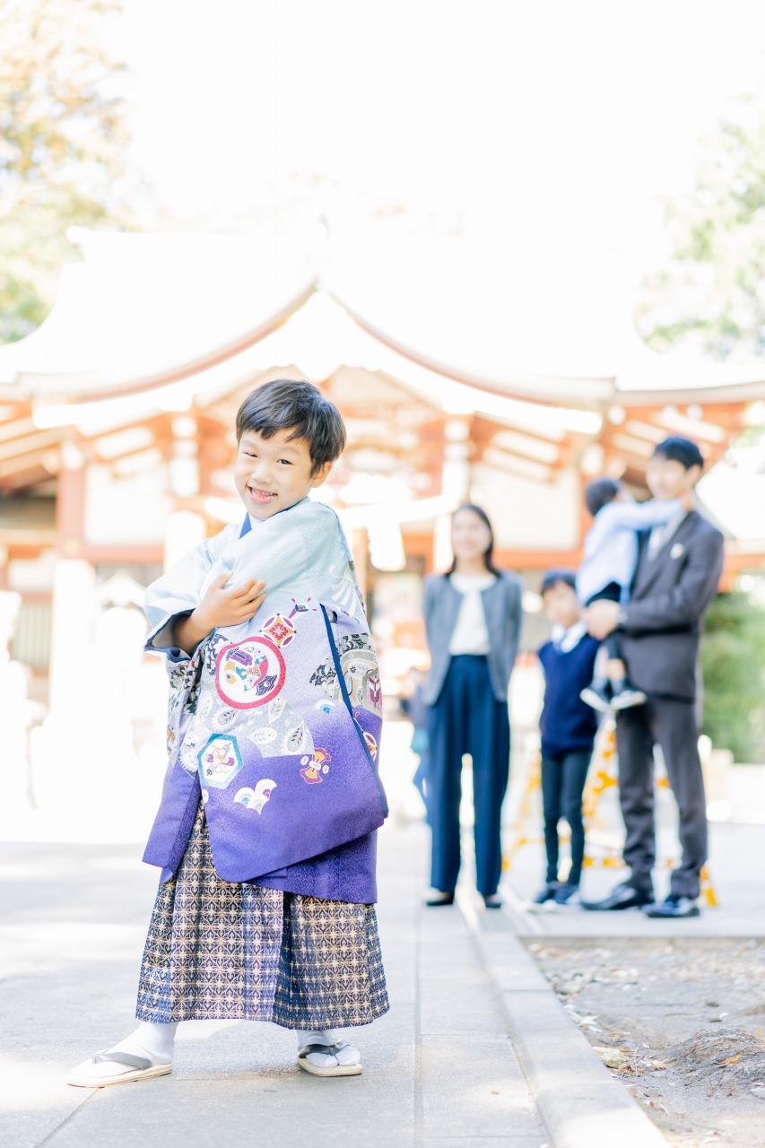 大泉氷川神社本殿前での七五三写真