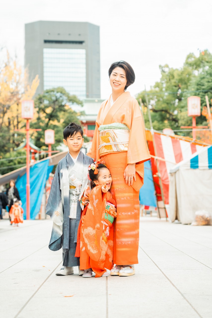 富岡八幡宮 七五三 ママときょうだいの縦構図ポートレート
