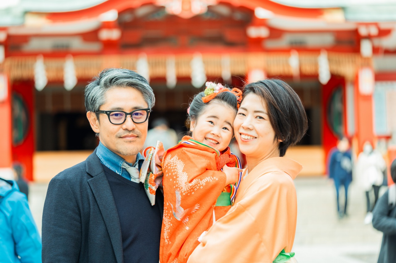 富岡八幡宮 七五三 パパママに抱っこショット 近距離の親子スナップ