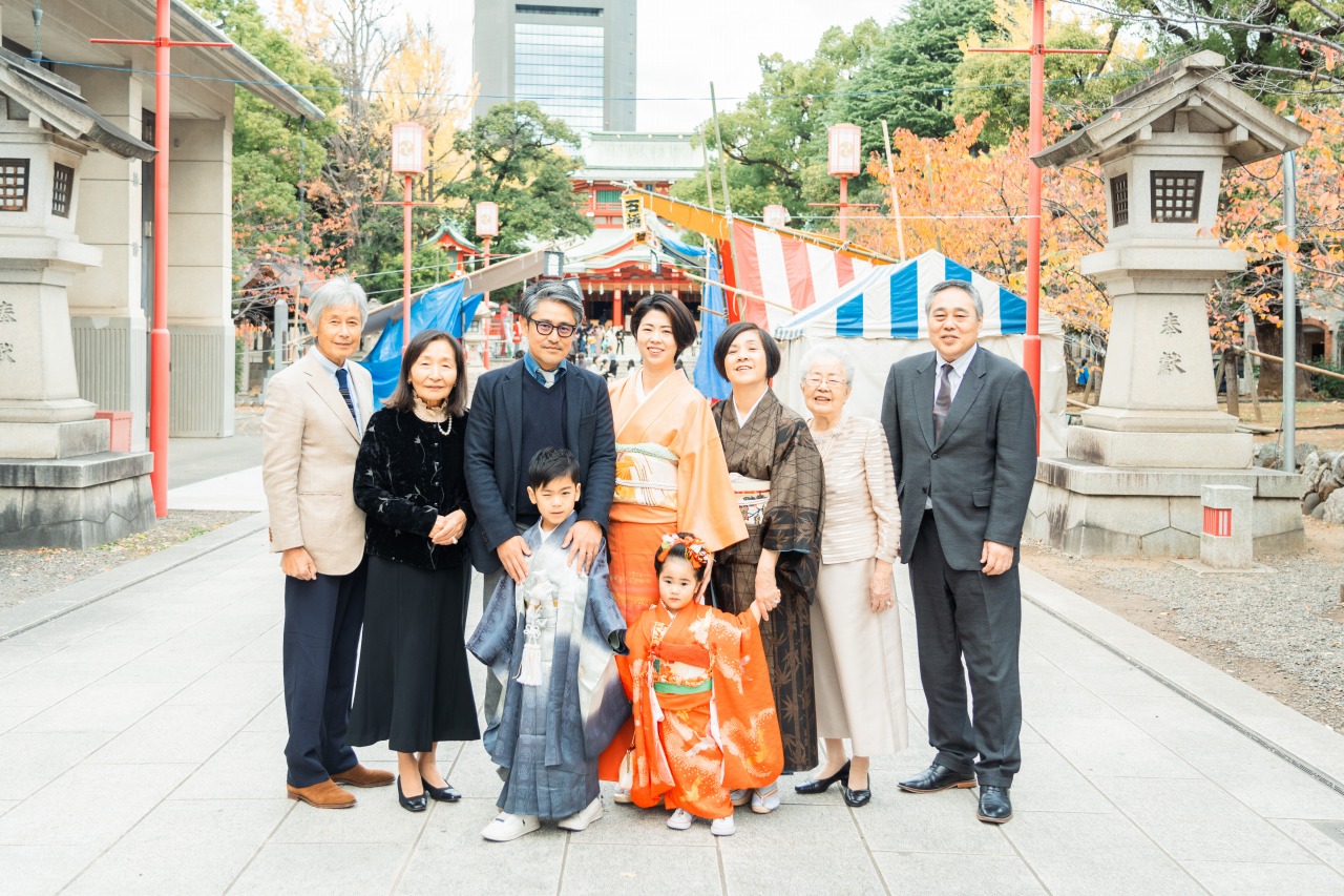 富岡八幡宮 七五三 参道での三世代集合写真 石畳と灯籠を入れた広角カット