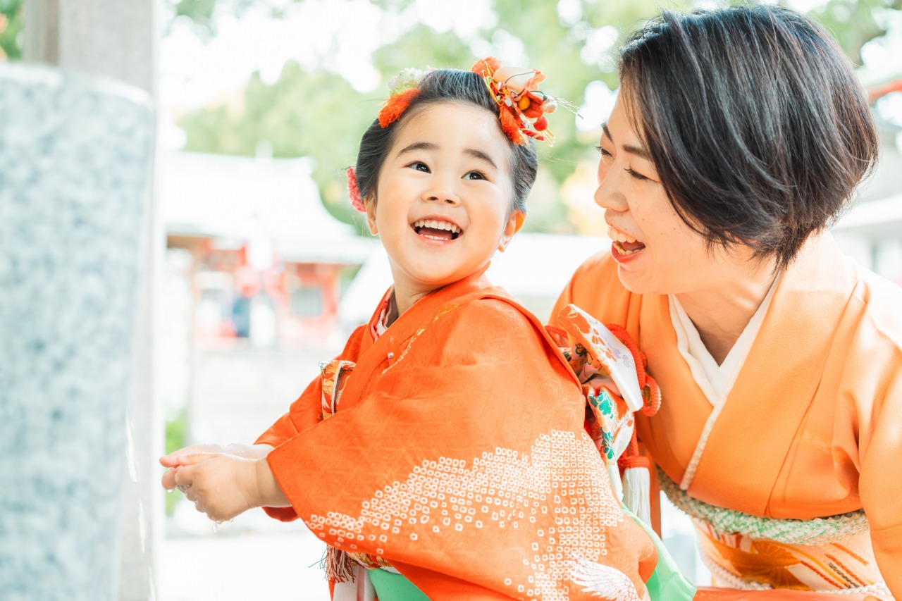 富岡八幡宮 七五三 ママと顔寄せツーショット 手を清めている姿