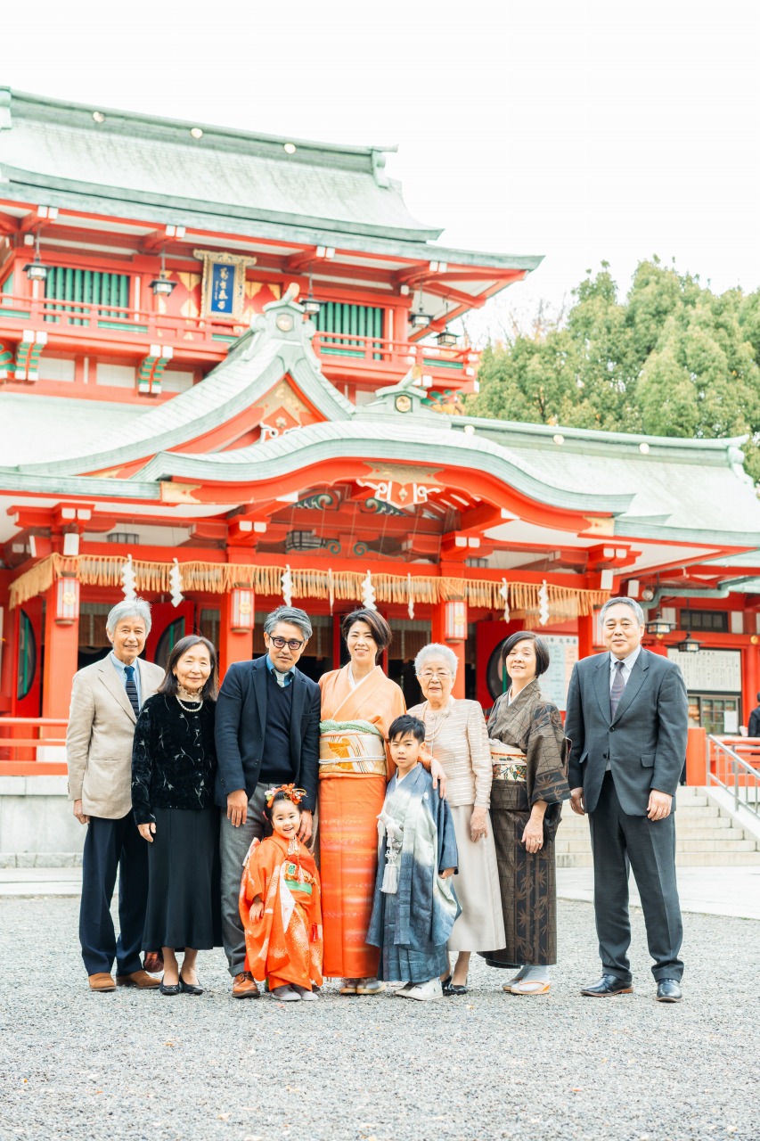 富岡八幡宮 七五三 本殿を背景に家族集合写真 参道からの記念ショット