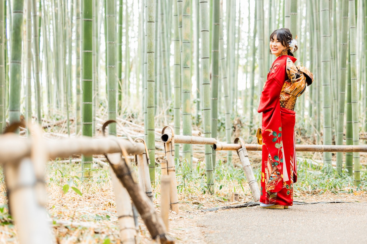 嵐山 成人式前撮り 竹林で横向きポーズ