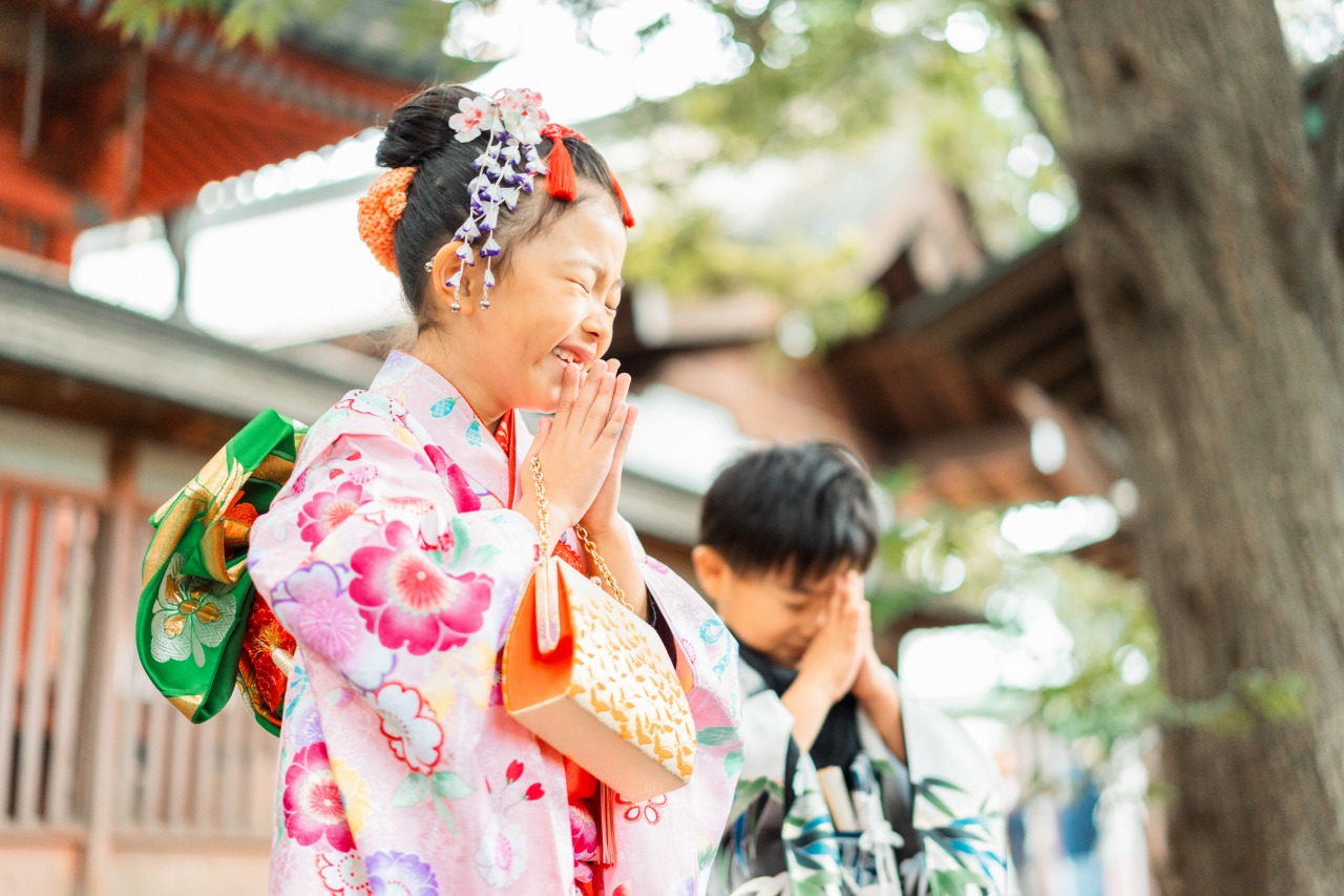埼玉の神社で七五三お参りをする写真