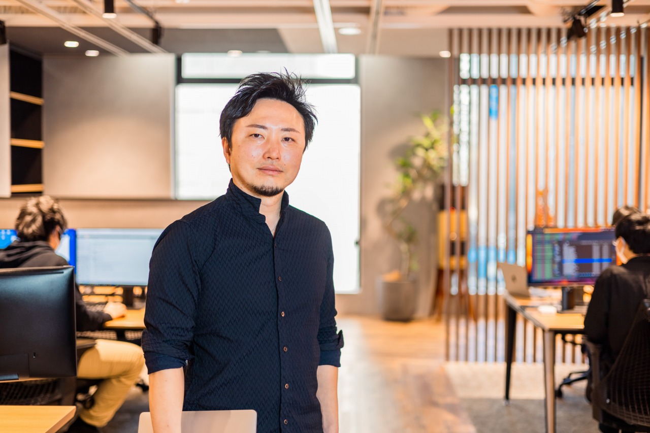 大阪 採用写真 代表ポートレート|半身 オフィス内 背景あり(採用サイト用)