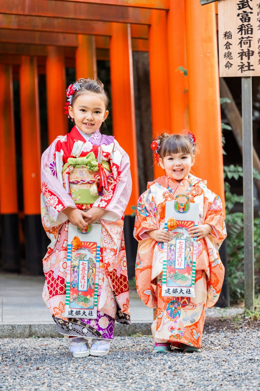 建部大社 七五三 朱色の鳥居前で姉妹並び 写真