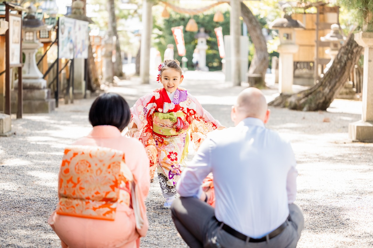 建部大社 七五三 参道でパパママに見守られながら走る女の子