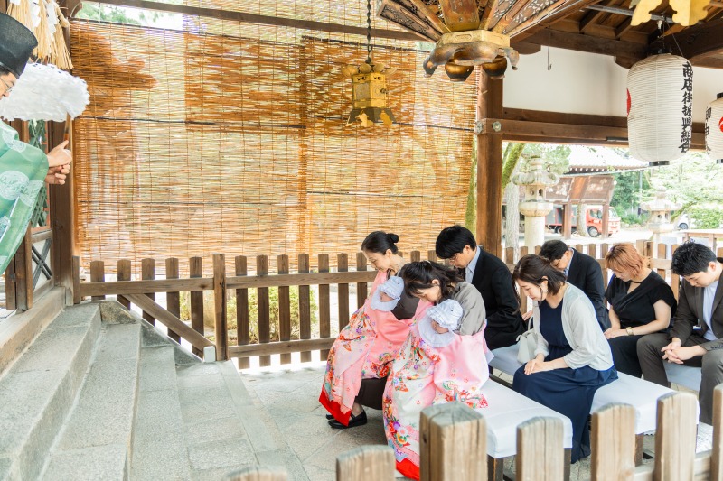 御香宮神社のお宮参り ご祈祷中の写真