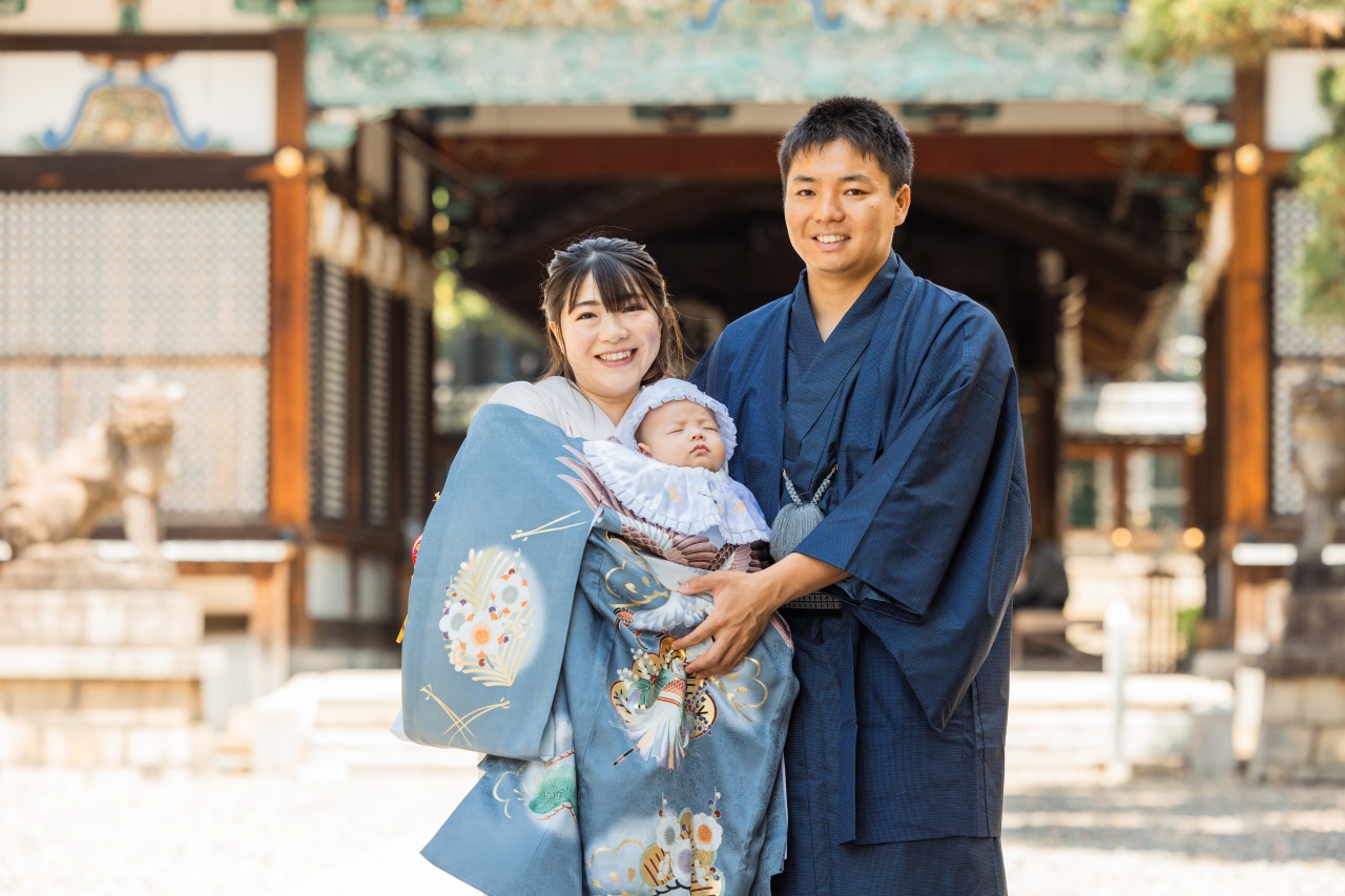 御香宮神社のお宮参り 本殿を背景に 親子ショット