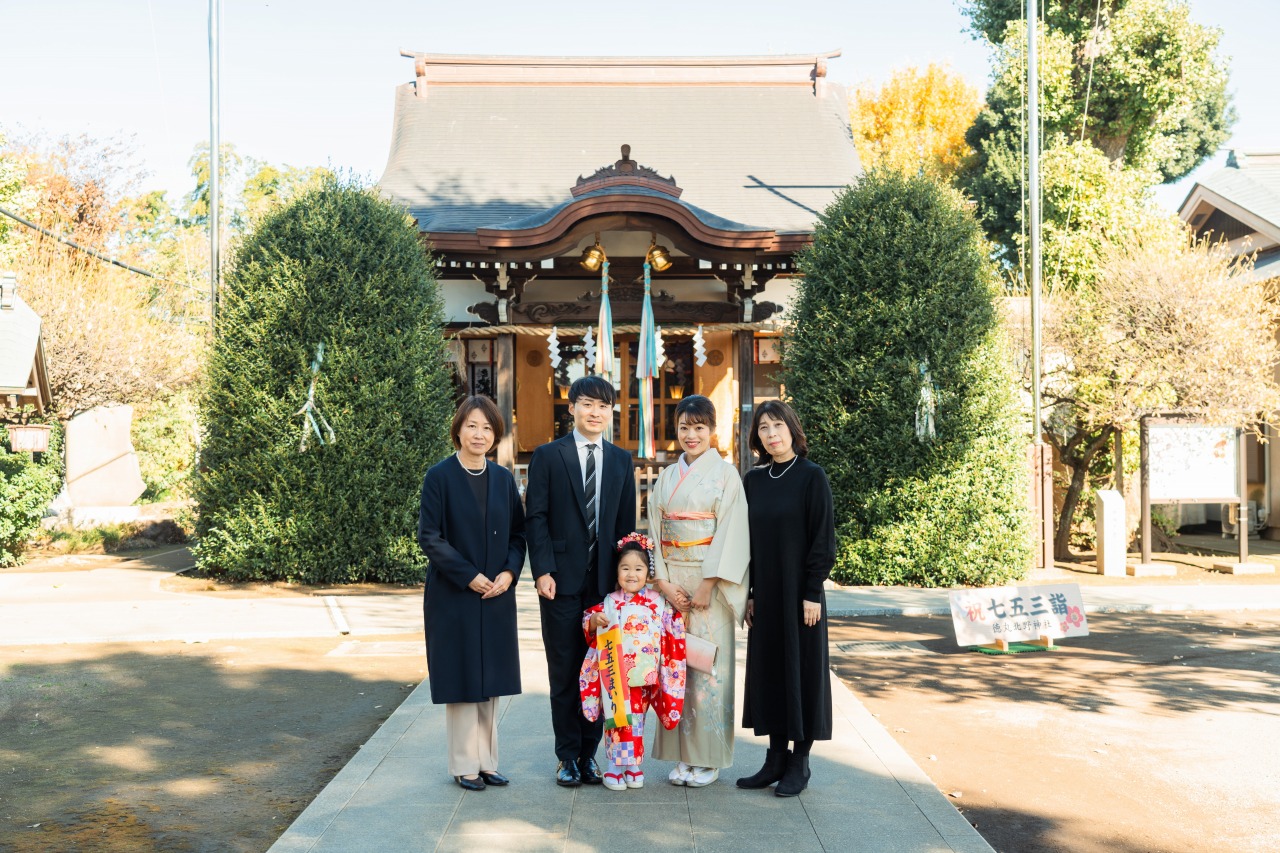 徳丸北野神社 七五三 家族写真 拝殿前で親族そろって記念撮影