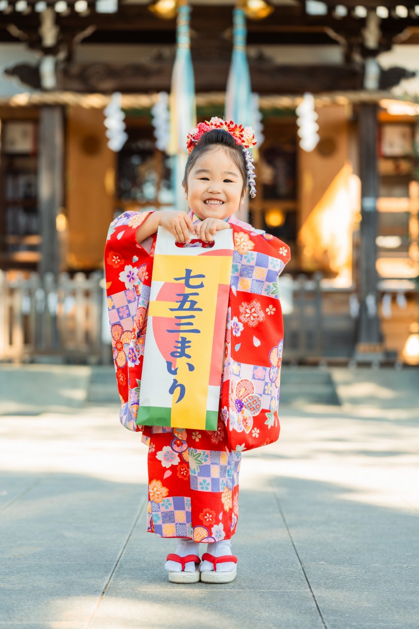 徳丸北野神社 七五三 女の子写真 千歳飴を持つ晴れ姿