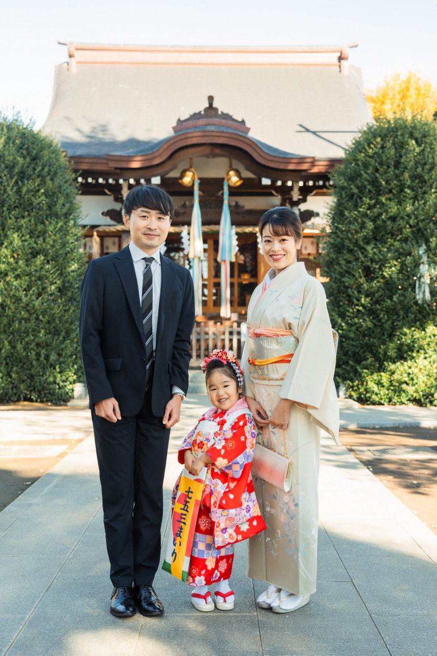 徳丸北野神社 七五三 家族写真 拝殿前でパパママと並ぶ一枚
